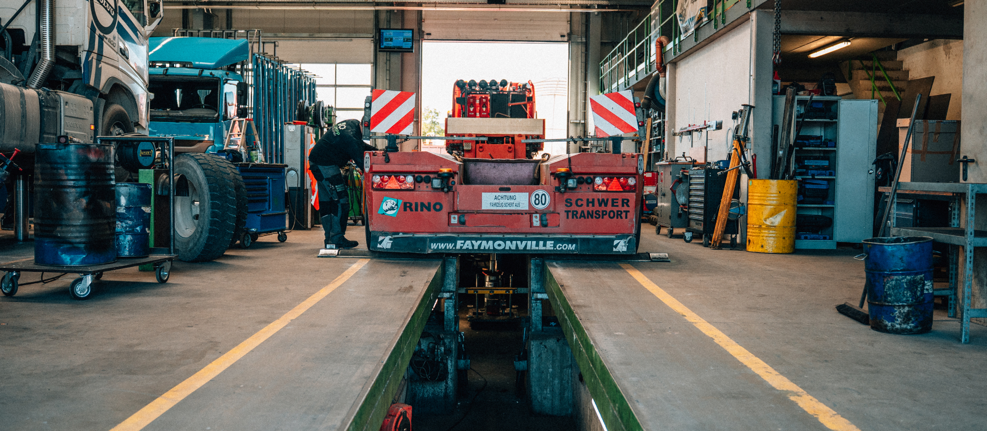 Klumpp Service GmbH - Mitarbeiter bei der Arbeit an Schwertransporter