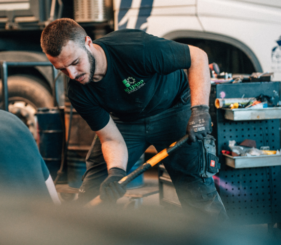 Klumpp Service GmbH - Mitarbeiter in der Werkstatt