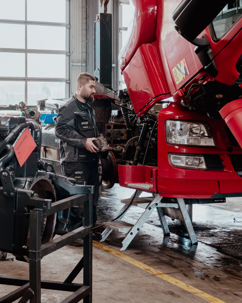 Klumpp Service GmbH - Mitarbeiter repariert Nutzfahrzeug