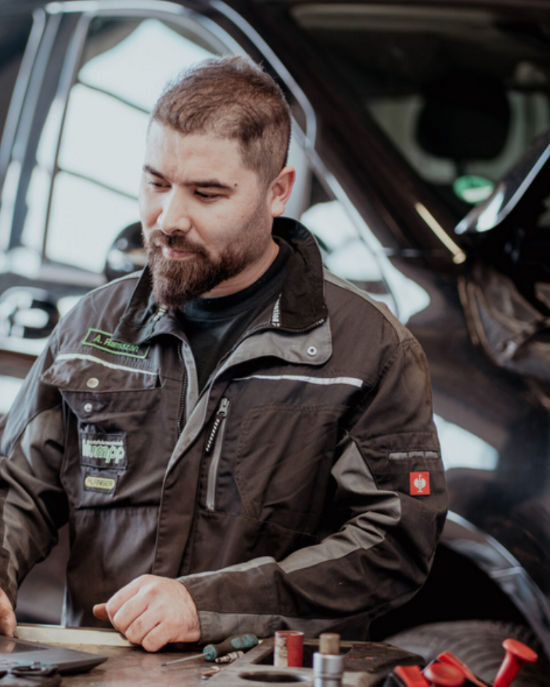 Klumpp Service GmbH - Mitarbeiter in der Werkstatt