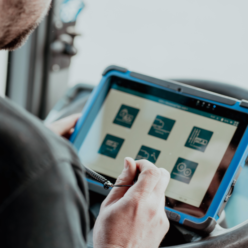 Klumpp Service GmbH - Mitarbeiter bei Prüfung eines Nutzfahrzeugs